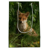 Schattigee Baby Fox in een groen bos Medium Cadeauzakje (Achterkant)
