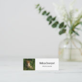 Schattigee Baby Fox in een groen bos Mini Visitekaartje (Staand voorkant)