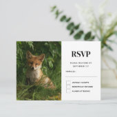 Schattigee Baby Fox in een groen bos RSVP Kaartje (Staand voorkant)