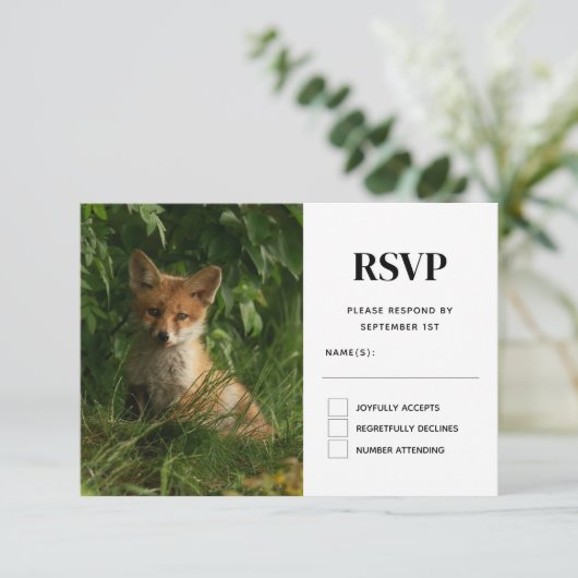 Schattigee Baby Fox in een groen bos RSVP Kaartje (Staand voorkant)