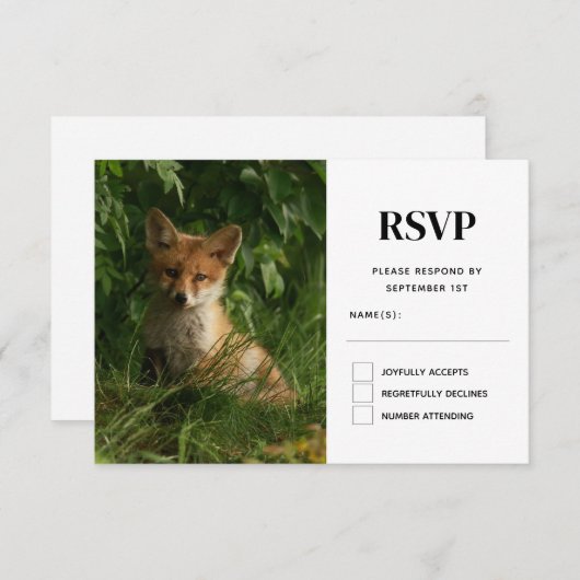 Schattigee Baby Fox in een groen bos RSVP Kaartje (Voorkant / Achterkant)