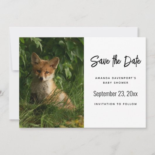Schattigee Baby Fox in een groen bos Save The Date (Voorkant)
