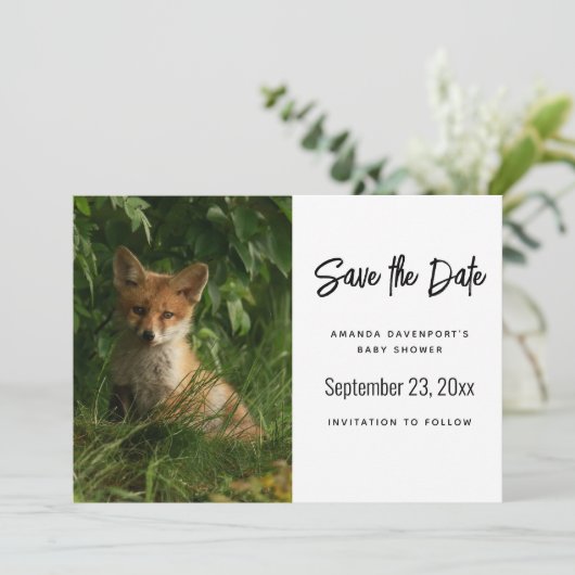 Schattigee Baby Fox in een groen bos Save The Date (Staand voorkant)