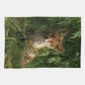 Schattigee Baby Fox in een groen bos Theedoek (Horizontaal)