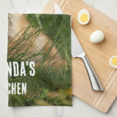 Schattigee Baby Fox in een groen bos Theedoek (Quarter Fold)