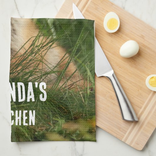 Schattigee Baby Fox in een groen bos Theedoek (Quarter Fold)