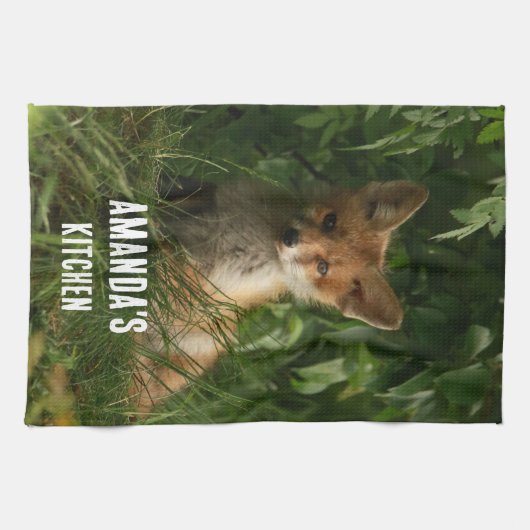 Schattigee Baby Fox in een groen bos Theedoek (Horizontaal)