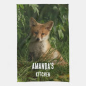 Schattigee Baby Fox in een groen bos Theedoek (Verticaal)