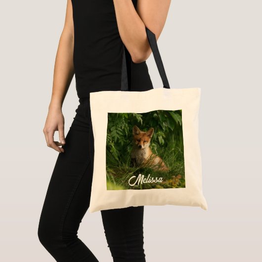 Schattigee Baby Fox in een groen bos Tote Bag (Voorkant (product))