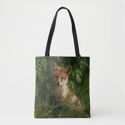 Schattigee Baby Fox in een groen bos Tote Bag (Voorkant)
