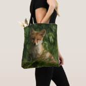 Schattigee Baby Fox in een groen bos Tote Bag (Dichtbij)
