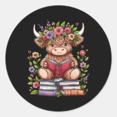 Schattigee Baby Highland Koe met leesboekenwurm Ronde Sticker (Voorkant)