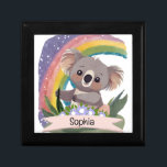 Schattigee Baby Koala Rainbow Aangepaste naam Cadeaudoosje<br><div class="desc">Dit prachtige ontwerp heeft een schattige baby koala te midden van een levendige regenboog achtergrond, waardoor een grillige en hartverwarmende sfeer ontstaat. Perfect voor kinderdagverblijven, speelkamers of elke ruimte waar je een gevoel van verwondering wilt geven. Het vrolijke en gevarieerde kleurenpalet voegt niet alleen een uitbarsting van geluk toe, maar...</div>