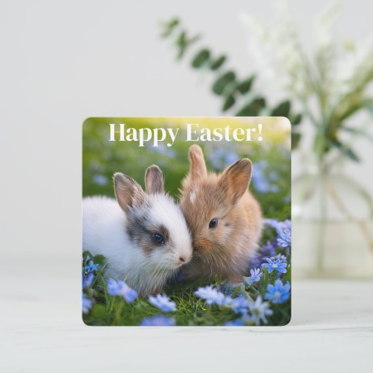Schattigee baby konijnen in het gras Happy Easter Kaart (Staand voorkant)