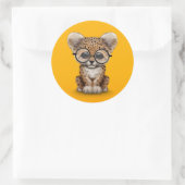 Schattigee Baby Leopard Cub Draagt een bril op gee Ronde Sticker (Tas)