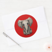 Schattigee Baby olifant kalf zitten, rood Ronde Sticker (Envelop)
