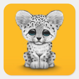 Schattigee Baby Snow Leopard Cub op geel Vierkante Sticker