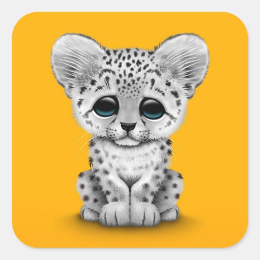 Schattigee Baby Snow Leopard Cub op geel Vierkante Sticker (Voorkant)