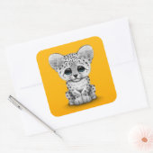 Schattigee Baby Snow Leopard Cub op geel Vierkante Sticker (Envelop)