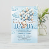 Schattigee baby teddybeer met blauwe en ivoren bal kaart (Staand voorkant)