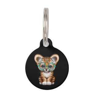 Schattigee Baby Tiger Cub met bril op zwart Huisdierpenning