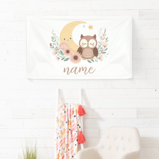 Schattigee baby uil met maan spandoek (Insitu)