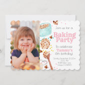 Schattigee bakfoto kind verjaardagsuitnodiging kaart (Voorkant)