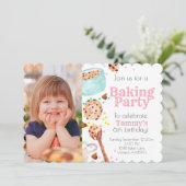 Schattigee bakfoto kind verjaardagsuitnodiging kaart (Staand voorkant)