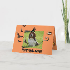 Schattigee Basset Hound op grappige Halloween-kaar Kaart