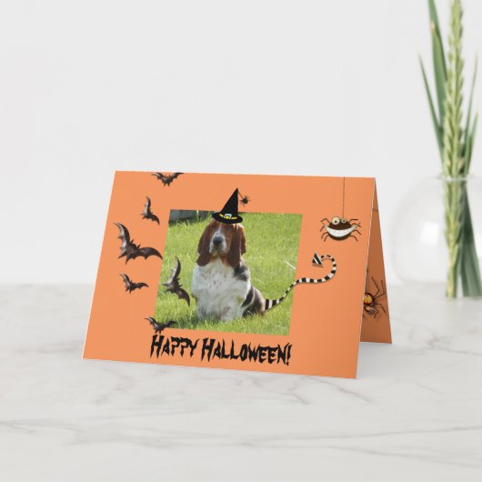 Schattigee Basset Hound op grappige Halloween-kaar Kaart (Voorkant)