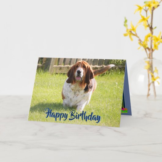 Schattigee Basset Hound op Grappige Verjaardag Kaa Kaart (Gele Bloem)