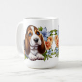 Schattigee Basset Hound Puppy Zittend Met Bloemen Koffiemok (Voorkant links)