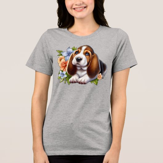 Schattigee Basset Hound Puppy Zittend Met Bloemen Tri-Blend Shirt (Voorkant)