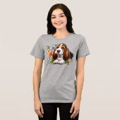 Schattigee Basset Hound Puppy Zittend Met Bloemen Tri-Blend Shirt (Voorkant volledig)