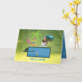 Schattigee basset, palm en zwembad op een grappige kaart (Gele Bloem)