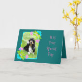 Schattigee Basset Puppy Op Bloemrijke Verjaardag D Kaart (Gele Bloem)