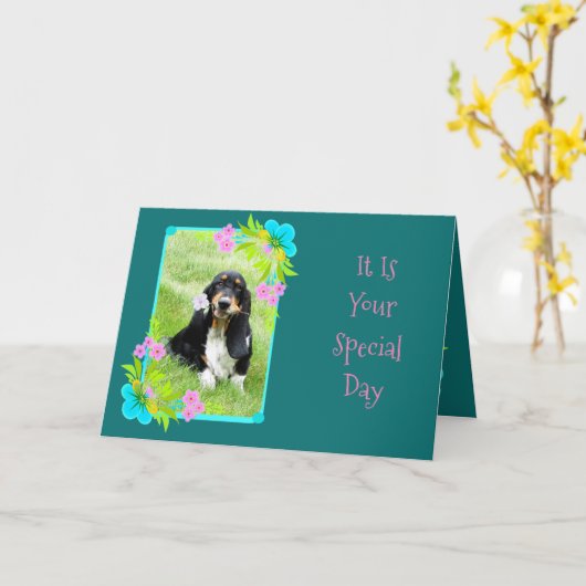 Schattigee Basset Puppy Op Bloemrijke Verjaardag D Kaart (Gele Bloem)