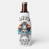 Schattigee Bat Hanging en Retro Sunset | Laten we Flesjeskoeler (Fles Voorkant)