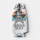 Schattigee Bat Hanging en Retro Sunset | Laten we Flesjeskoeler (Achterkant)