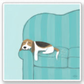 Schattigee Beagle Slapen op de bank | Leuk Hondenl Sticker (Voorkant)
