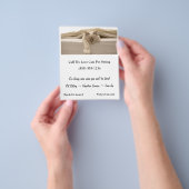 Schattigee beige kat slapen op beige bed flyer (Hand)