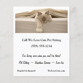 Schattigee beige kat slapen op beige bed flyer