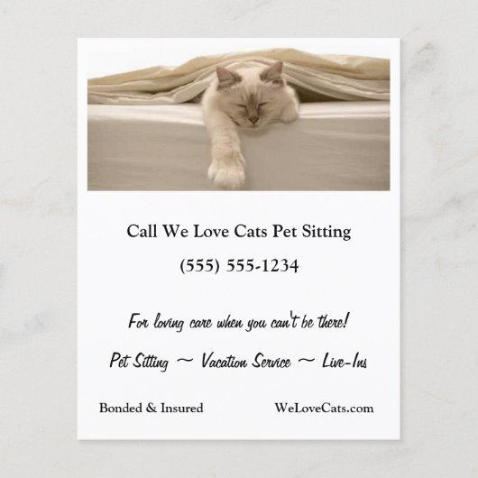 Schattigee beige kat slapen op beige bed flyer (Voorkant)