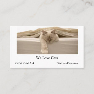 Schattigee beige kat slapen op beige bed visitekaartje