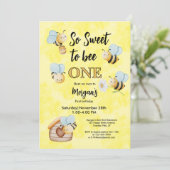 Schattigee bij een geel zwart eerste verjaardagsfe kaart (Staand voorkant)