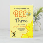 Schattigee bijenverjaardagsuitnodiging kaart (Staand voorkant)