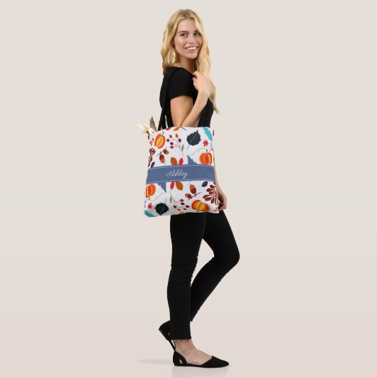 Schattigee bladeren en pompoenpatroon tote bag (Op model)