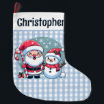 Schattigee blauw-witte Gingham Santa en Snowman Grote Kerstsok<br><div class="desc">Schattigee klassieke blauw-witte gingham kerstkous. In een witte band aan de bovenkant van de kous is een sjabloon in zwarte tekst aan de voorkant om een naam en een sjabloon op de achterkant toe te voegen om uw kerstboodschap toe te voegen. Op de voorkant staat een schattige grillige kerstillustratie met...</div>