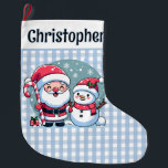 Schattigee blauw-witte Gingham Santa en Snowman Grote Kerstsok<br><div class="desc">Schattigee klassieke blauw-witte gingham kerstkous. In een witte band aan de bovenkant van de kous is een sjabloon in zwarte tekst aan de voorkant om een naam en een sjabloon op de achterkant toe te voegen om uw kerstboodschap toe te voegen. Op de voorkant staat een schattige grillige kerstillustratie met...</div>