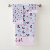 Schattigee Blauwe en Roze Vlinder Custom Name Girl Bad Handdoek (Insitu)